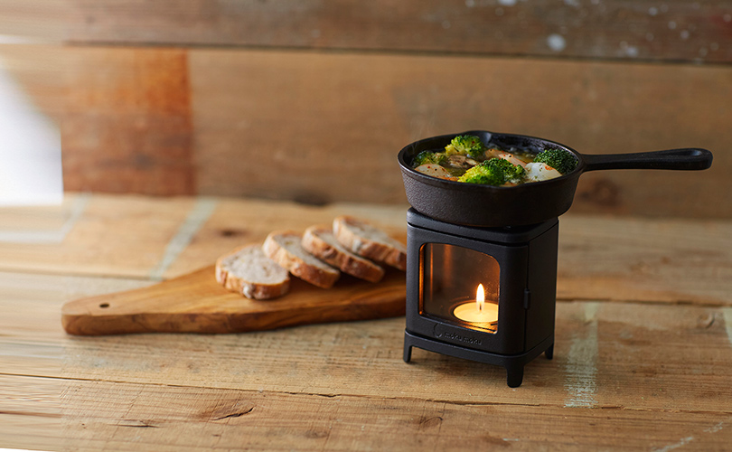 コーヒーやチーズフォンデュ鍋の保温ができちゃう卓上サイズの暖炉。素材は本物の暖炉と同じ！
