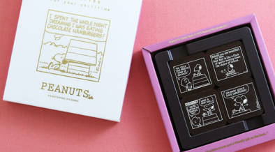 本日（1/20）、PEANUTS Cafe各店とオンラインショップでラブレターを書くスヌーピーのチョコレートが発売！