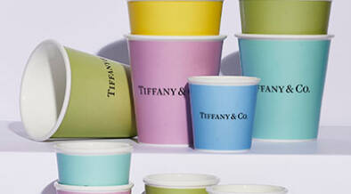 ティファニーから世界中のティファニーブティックでのみ使用されている紙コップをモチーフにしたエスプレッソカップとコーヒーカップが登場。素材はボーンチャイナ。