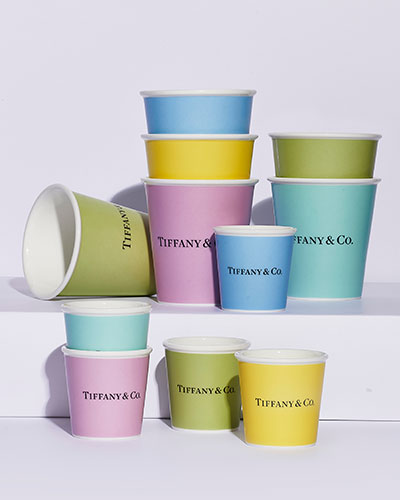 ティファニーから世界中のティファニーブティックでのみ使用されている紙のコーヒーカップをモチーフにしたエスプレッソカップとコーヒーカップが登場。素材はボーンチャイナ。